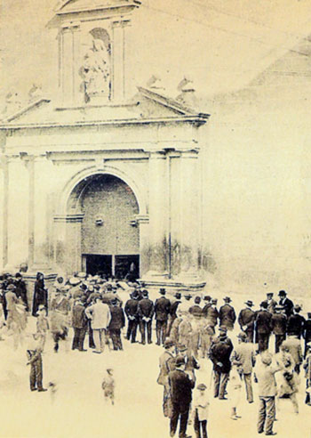 <b>2)</b> Puerta principal de la Iglesia de San Nicolás de Bari, en Alicante, donde fue bautizado Luís Shelly Correa.