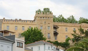 <b>4)</b> Palacio de Donlebún en Figueras en el Concejo asturiano de Castropol.